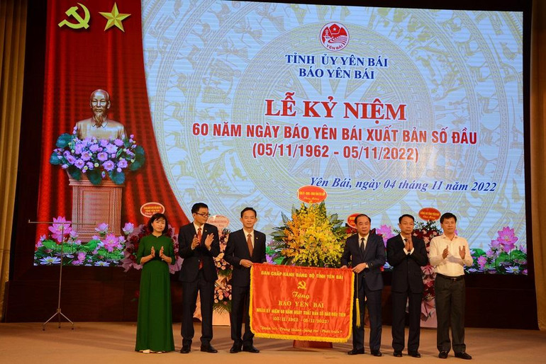 Lãnh đạo tỉnh Yên Bái trao cờ thêu cho tập thể báo Yên Bái nhân kỷ niệm 60 năm xuất bản số đầu tiên.