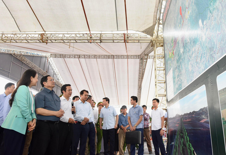 Thủ tướng Phạm Minh Chính kiểm tra xây dựng dự án tuyến đường Đông-Tây giai đoạn 1, đoạn từ thành phố Tam Điệp đến huyện Nho Quan.