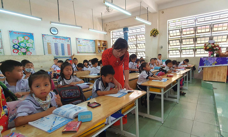 Cô Trần Thị Hồng Vân chủ động xin luân chuyển từ trường thừa qua trường thiếu, giúp ổn định công tác dạy học tại trường mới.