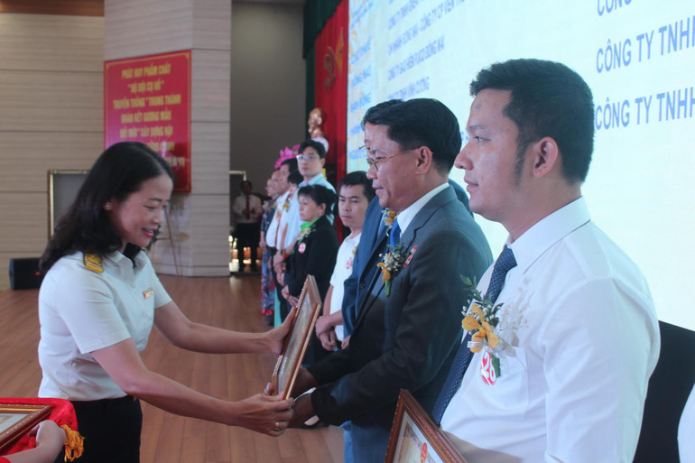 Đồng Nai tuyên dương 385 doanh nghiệp nộp thuế tiêu biểu ảnh 1