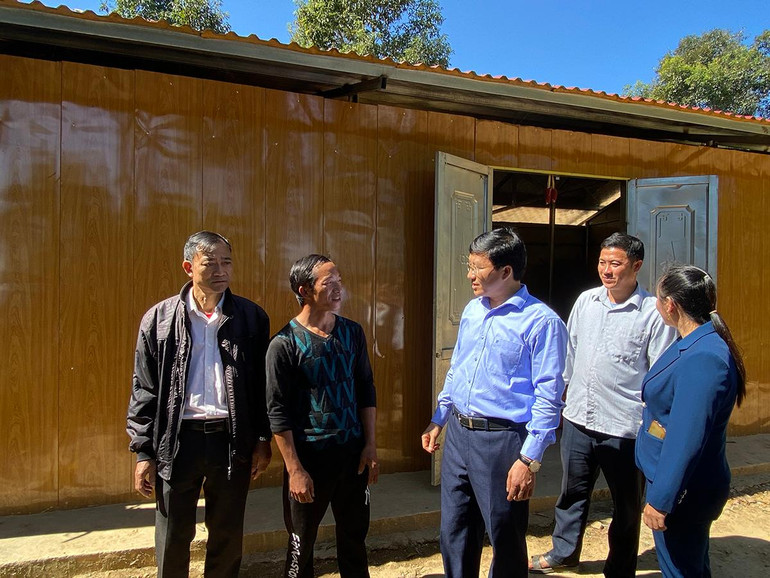 Đồng chí Mùa A Vảng (thứ 3 từ phải sang), Ủy viên dự khuyết Trung ương Đảng, Bí thư Huyện ủy Điện Biên Đông động viên người dân bản Chóp Ly, xã Keo Lôm (huyện Điện Biên Đông) tích cực tham gia phong trào xóa đói giảm nghèo, xây dựng nông thôn mới.