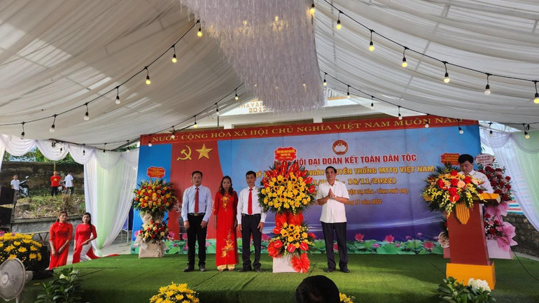 Lãnh đạo tỉnh Phú Thọ tặng hoa chúc mừng bà con khu 2 xã Minh Côi.