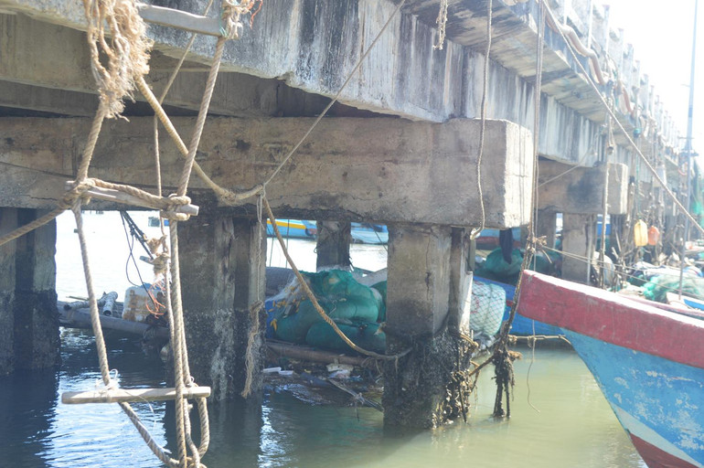 Các trụ cầu, dầm cầu Thạnh Đức đều bị nứt toác, trơ sắt hoen gỉ, mục nát ra bên ngoài.