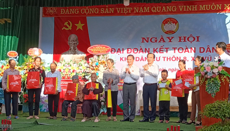 Phó Chủ tịch Quốc hội Nguyễn Khắc Định cùng lãnh đạo Ủy ban Trung ương Mặt trận Tổ quốc Việt Nam tặng quà cho người có hoàn cảnh khó khăn tại Khu dân cư thôn 8, xã Vũ Đoài, huyện Vũ Thư, tỉnh Thái Bình. Phó Chủ tịch Quốc hội Nguyễn Khắc Định cùng lãnh đạo Ủy ban Trung ương Mặt trận Tổ quốc Việt Nam tặng quà cho người có hoàn cảnh khó khăn tại Khu dân cư thôn 8, xã Vũ Đoài, huyện Vũ Thư, tỉnh Thái Bình.