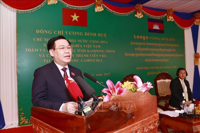 Chủ tịch Quốc hội Vương Đình Huệ nói chuyện với cán bộ, công nhân người Việt tại Cụm dự án cao su tỉnh Kampong Thom.