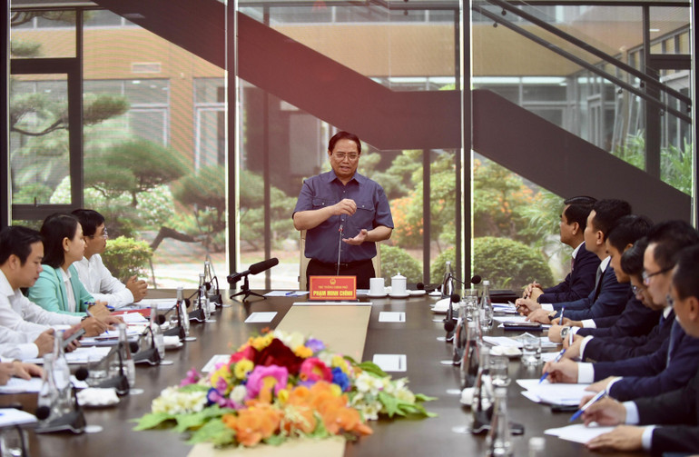 Thủ tướng Phạm Minh Chính làm việc với lãnh đạo nhà máy ô-tô Hyundai Thành Công. (Ảnh: Trần Hải)