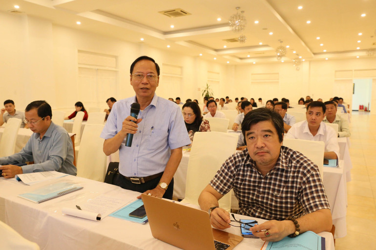 Các đại biểu góp ý kiến về những vướng mắc trong quá trình triển khai tại địa phương.