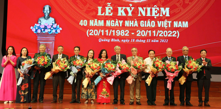 Trao quà cho các nhà giáo lão thành.