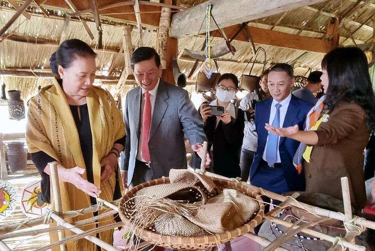 Nguyên Chủ tịch Quốc hội Nguyễn Thị Kim Ngân và lãnh đạo tỉnh Lâm Đồng tham quan không gian văn hóa “Thiên đường Tây Nguyên”.