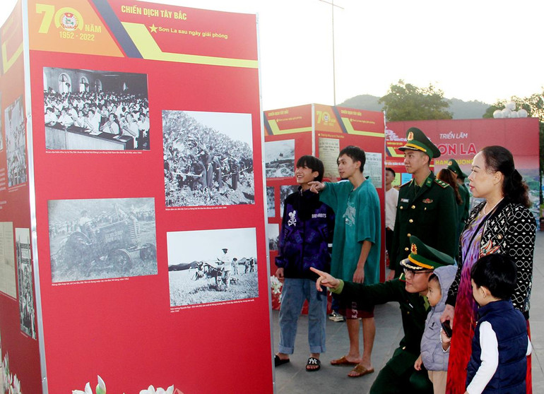 Triển lãm ảnh “Sơn La - 70 năm một chặng đường vinh quang”. Triển lãm ảnh “Sơn La - 70 năm một chặng đường vinh quang”.