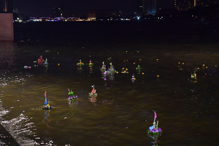 Khi thả đèn, người Thái Lan tin rằng những ánh nến từ những đèn hoa đăng sẽ xua đuổi những điều không vui trong quá khứ và cầu mong nhận được những phước lành và điều may mắn.