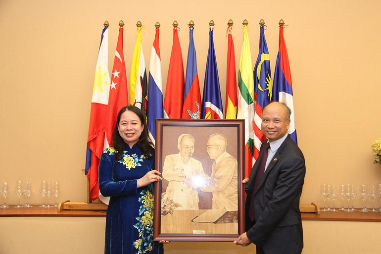 Phó Chủ tịch nước Võ Thị Ánh Xuân trao bức ảnh "Bác Hồ và Bác Tôn" cho Đại sứ Đinh Toàn Thắng và tin tưởng rằng các cơ quan đại diện Việt Nam tại Pháp tích cực thúc đẩy quan hệ song phương và đa phương trong thời gian tới.