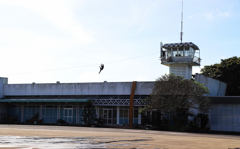 Cảnh sát đặc nhiệm chiến đấu tiêu diệt các đối tượng chiếm đài không lưu tại Cảng hàng không.