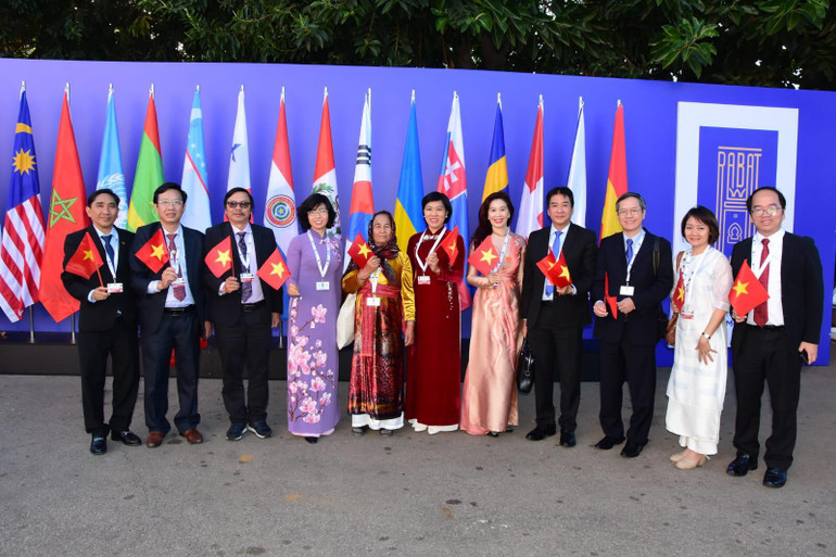 Đoàn Việt Nam tại kỳ họp lần thứ 17 của Ủy ban liên chính phủ Công ước 2003 về bảo vệ di sản văn hóa phi vật thể. (Ảnh: Cục Di sản văn hóa)