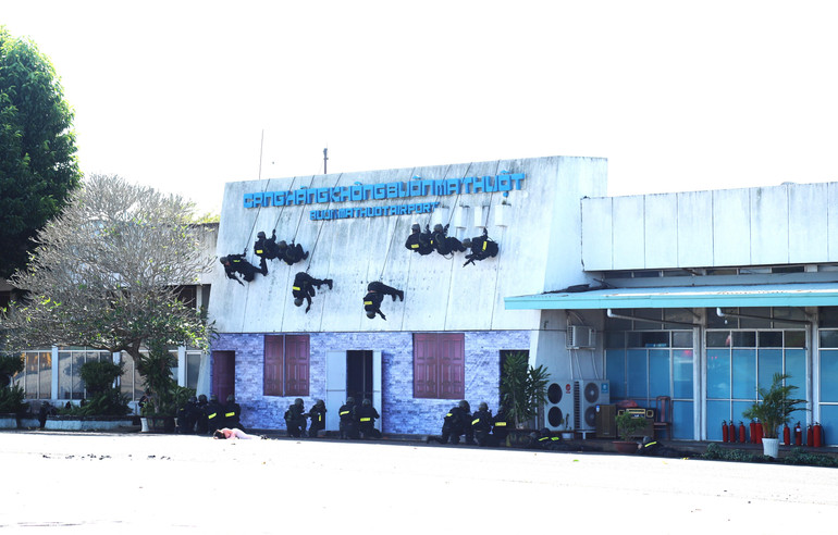 Cảnh sát đặc nhiệm đột kích tiêu diệt các đối tượng khống chế, bắt cóc con tin tại Cảng hàng không.