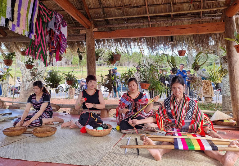 Sắc màu thổ cẩm Tây Nguyên.