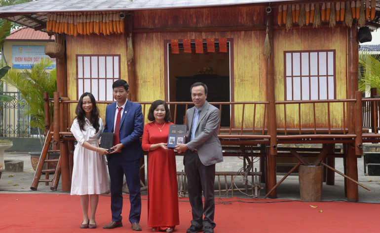 Lãnh đạo Bảo tàng tỉnh tiếp nhận mộc bản "Linh tiêm của đền Bắc Lệ", Hữu Lũng (Lạng Sơn) do các nhà khoa học trao tặng.