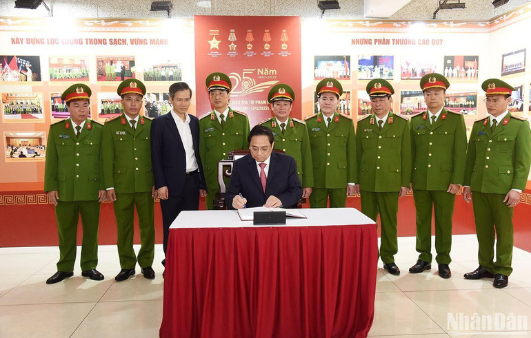 Thủ tướng Phạm Minh Chính ghi lưu bút tại Phòng truyền thống của Cục Cảnh sát điều tra tội phạm về ma túy.