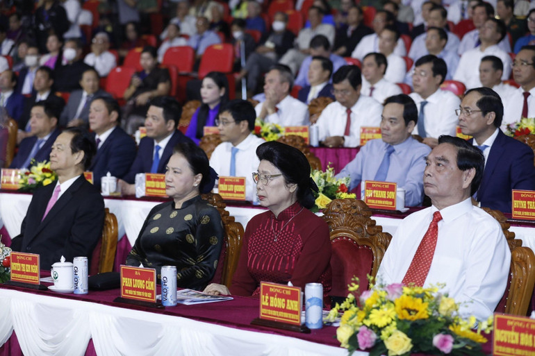 Các nguyên lãnh đạo Đảng, Nhà nước và đại diện gia đình Thủ tướng Võ Văn Kiệt tham dự buổi lễ. Các nguyên lãnh đạo Đảng, Nhà nước và đại diện gia đình Thủ tướng Võ Văn Kiệt tham dự buổi lễ.