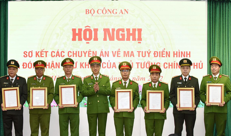 Trung tướng Nguyễn Duy Ngọc, Thứ trưởng Bộ Công an trao trao quyết định khen thưởng của Bộ trưởng Công an cho các tập thể có thành tích tiêu biểu trong chuyên án về ma túy.