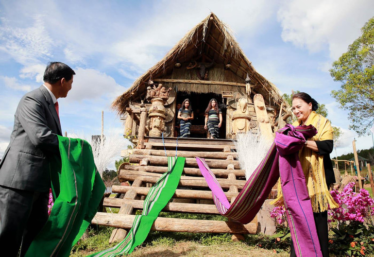 Nguyên Chủ tịch Quốc hội Nguyễn Thị Kim Ngân cùng Bí thư Tỉnh ủy Lâm Đồng Trần Đức Quận thực hiện nghi thức khai mở không gian triển lãm “Thiên đường Tây Nguyên”.