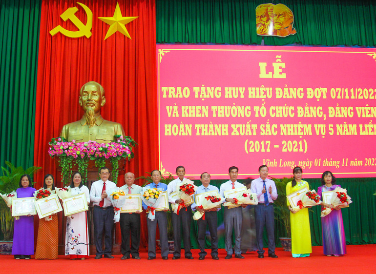 Lãnh đạo tỉnh Vĩnh Long trao thưởng cho những đảng viên “Hoàn thành xuất sắc nhiệm vụ tiêu biểu 5 năm liền (2017-2021)”.