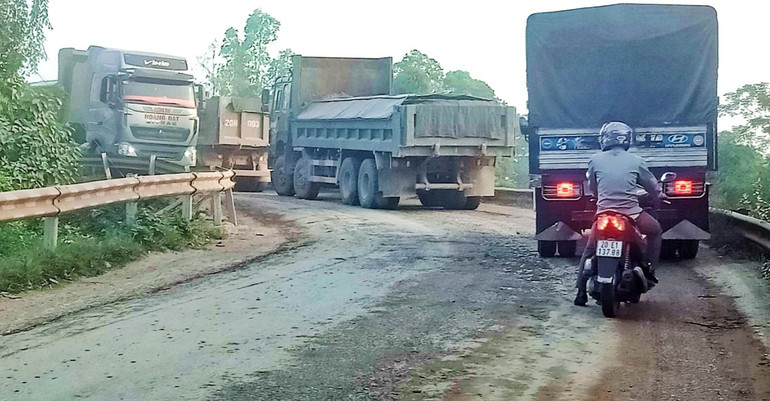 Nguy cơ mất an toàn giao thông trên tuyến đường 261 đoạn qua thành phố Phổ Yên.