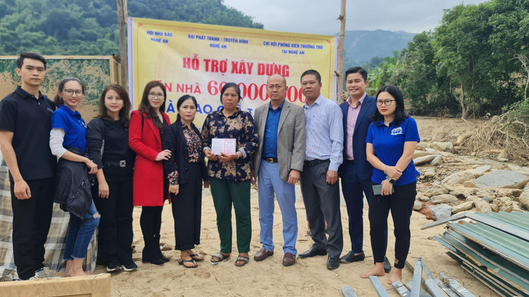 Thăm hỏi và hỗ trợ 60 triệu đồng cho hộ chị Lô Thị Nhưn, trú tại bản Hòa Sơn, xã Tà Cạ xây nhà mới.