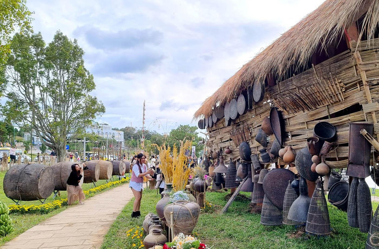 Vật dụng sinh hoạt và săn bắt.