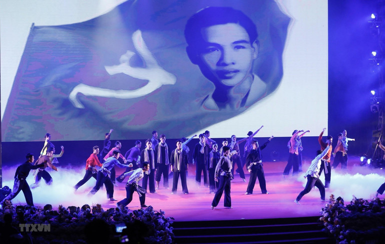 Một tiết mục tại chương trình nghệ thuật kỷ niệm 100 năm Ngày sinh Thủ tướng Võ Văn Kiệt. Một tiết mục tại chương trình nghệ thuật kỷ niệm 100 năm Ngày sinh Thủ tướng Võ Văn Kiệt.