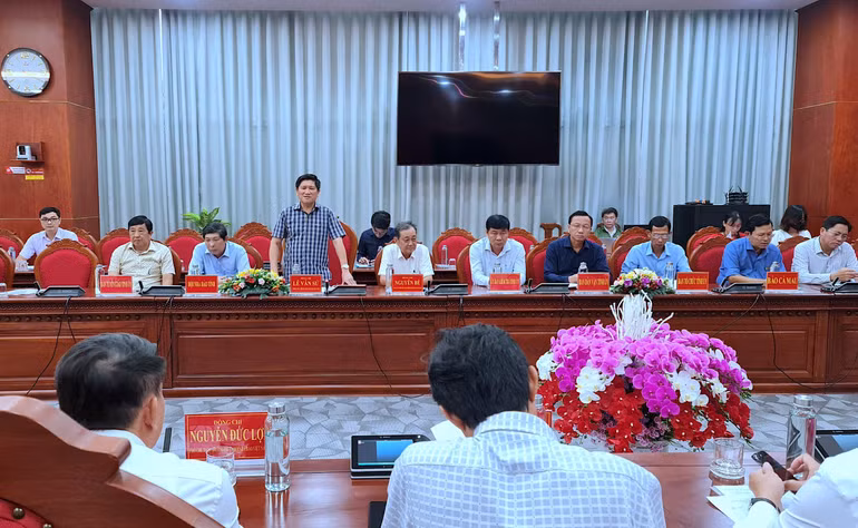 Phó Chủ tịch Ủy ban nhân dân tỉnh Cà Mau Lê Văn Sử phát biểu đánh giá hoạt động công tác hội và hoạt động báo chí tại Cà Mau.