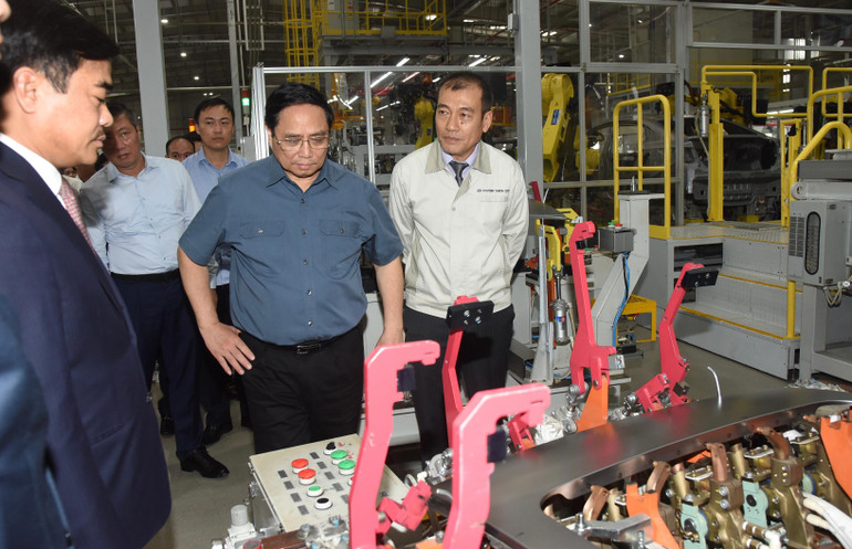 Thủ tướng Phạm Minh Chính tham quan dây chuyền sản xuất, lắp ráp ô-tô Hyundai Thành Công. (Ảnh: Trần Hải)