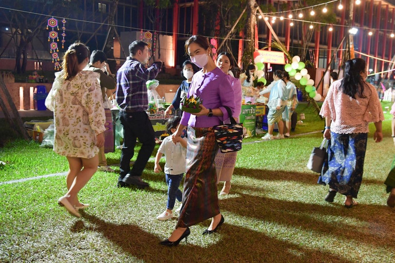 Vào ngày lễ, mọi người khoác lên mình những trang phục truyền thống và cùng gia đình, người thân tới các con sông, hồ để thực hiện nghi lễ thả đèn hoa đăng.