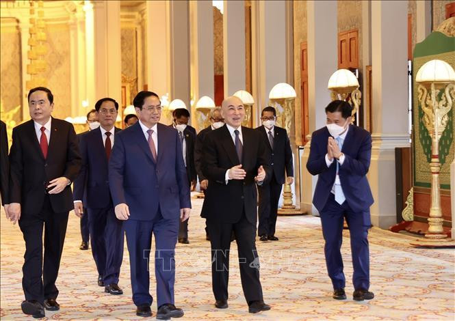 Thủ tướng Phạm Minh Chính hội kiến Quốc vương Campuchia Norodom Sihamoni. (Ảnh: TTXVN)