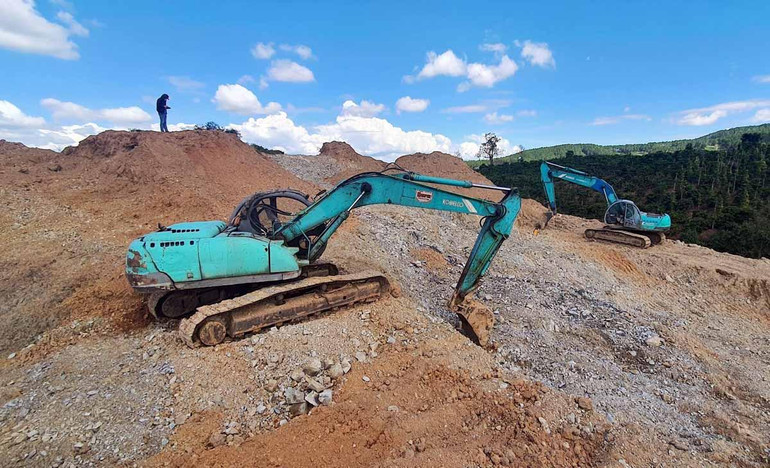 Một số máy móc dùng để san gạt đất đá phát hiện tại hiện trường.