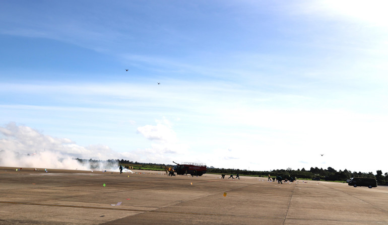 Tình huống giả định tàu bay không người lái, phương tiện bay siêu nhẹ tấn công Cảng hàng không, Đài kiểm soát không lưu bị các Lực lượng công an phối hợp quân đội tiêu diệt.