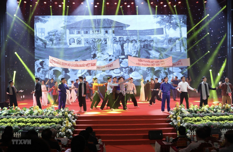 Chương trình nghệ thuật kỷ niệm 100 năm Ngày sinh Thủ tướng Võ Văn Kiệt. Chương trình nghệ thuật kỷ niệm 100 năm Ngày sinh Thủ tướng Võ Văn Kiệt.