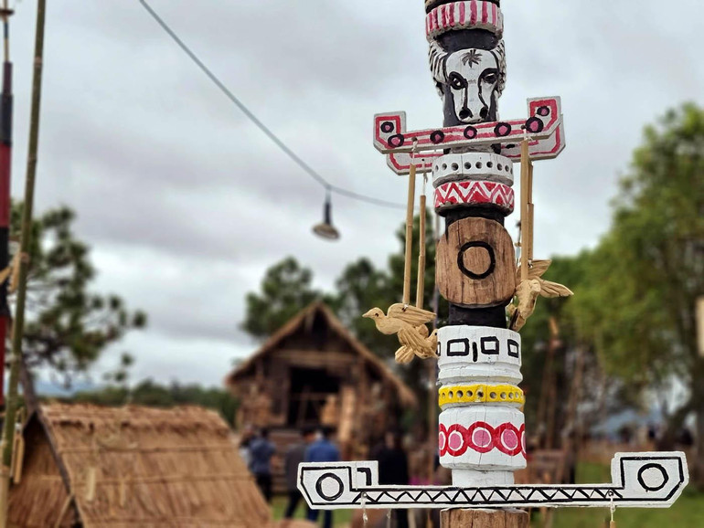 Hoa văn và nghệ thuật điêu khắc dân gian trên cây nêu của đồng bào dân tộc Tây Nguyên.