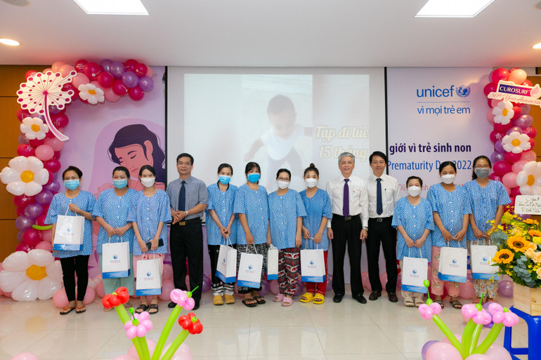 Chương trình trao quà cho các gia đình có trẻ sinh non. (Ảnh: UNICEF Việt Nam)