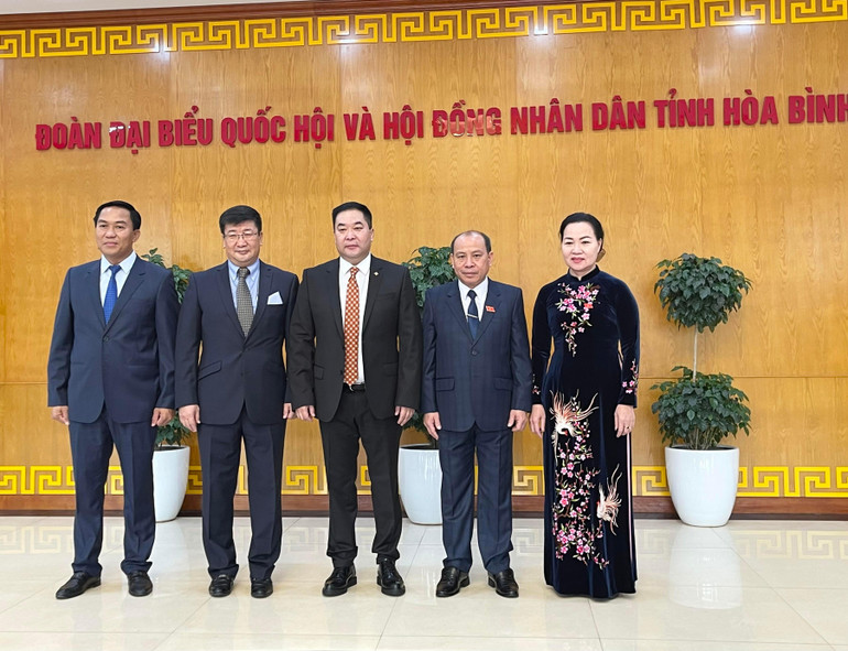 Đại diện lãnh đạo Hội đồng nhân dân hai tỉnh chụp ảnh lưu niệm. Đại diện lãnh đạo Hội đồng nhân dân hai tỉnh chụp ảnh lưu niệm.