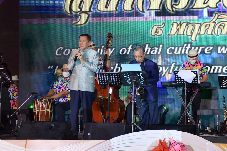 Chủ tịch Quốc hội Thái Lan Chuan Leekpai (bên phải) trổ tài biểu diễn văn nghệ trong lễ hội Loy Krathong do Quốc hội Thái Lan tổ chức.