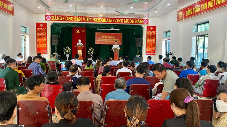 Người dân tìm hiểu tài liệu về biển đảo. (Ảnh: Ban Tuyên giáo Tỉnh ủy Nghệ An) Người dân tìm hiểu tài liệu về biển đảo. (Ảnh: Ban Tuyên giáo Tỉnh ủy Nghệ An)