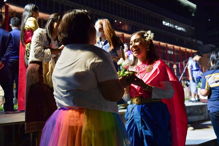 Những cô gái trang điểm rực rỡ, khoác trên mình bộ trang phục truyền thống để tham dự lễ hội Loy Krathong.