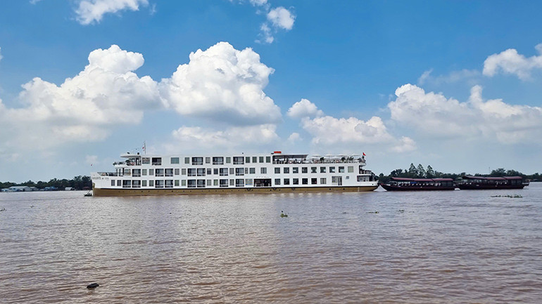 Tàu du lịch La Marguerite đang neo đậu trên dòng Cổ Chiên thuộc địa phận thành phố Vĩnh Long, tỉnh Vĩnh Long.