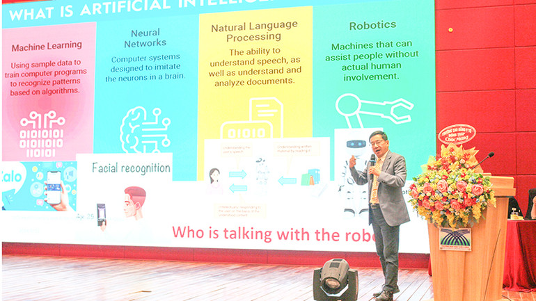 Diễn giả trình bày tại hội thảo. Diễn giả trình bày tại hội thảo.