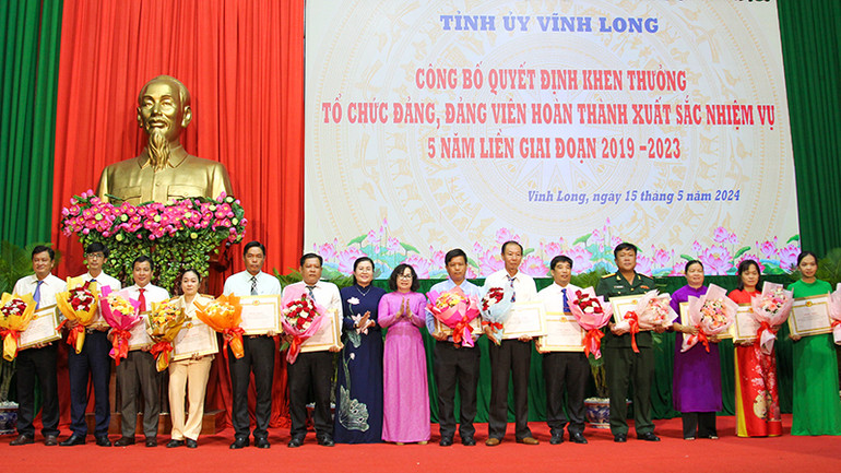 Trao Bằng khen cho những đảng viên hoàn thành xuất sắc nhiệm vụ 5 năm liền.