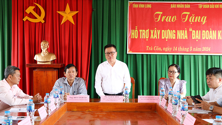 Tổng Biên tập Báo Nhân dân Lê Quốc Minh phát biểu tại buổi trao nhà.