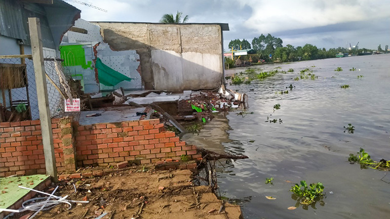 Điểm sạt lở xảy ra ngày 23/6 tại bờ sông Măng Thít thuộc khu vực cầu Gò Ân, xã Tân An Luông, huyện Vũng Liêm, tỉnh Vĩnh Long. Điểm sạt lở xảy ra ngày 23/6 tại bờ sông Măng Thít thuộc khu vực cầu Gò Ân, xã Tân An Luông, huyện Vũng Liêm, tỉnh Vĩnh Long.