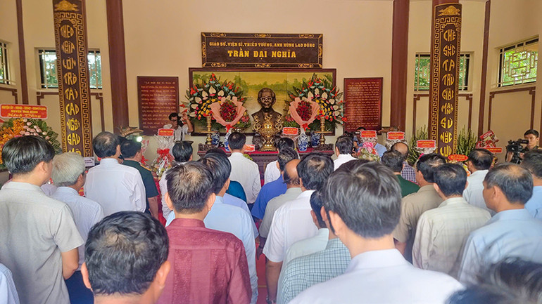 Đại biểu dành một phút mặc niệm tưởng nhớ cuộc đời và sự nghiệp của Giáo sư, Viện sĩ Trần Đại Nghĩa.