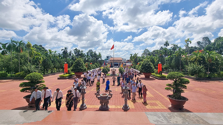 Các đại biểu tiến vào nhà lưu niệm làm lễ dâng hương kỷ niệm 112 năm ngày sinh Chủ tịch Hội đồng Bộ trưởng Phạm Hùng.